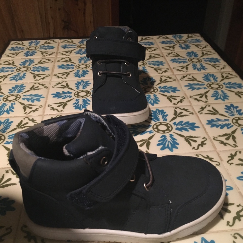 Born NWT-Toddler Boys Bailey Levi Mid Sneakers